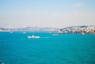 Türkiye, Istanbul - 7 Ocak 2013: turistik tekne ile mavi Boğaz manzaralı görünümünü