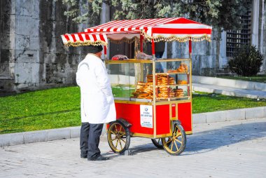Istanbul - 07 Ocak 2016: Tüccarlar çeşitli ürünler satan Istanbul pazarında