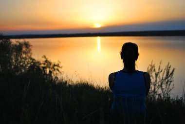 Kız Nehri yakınında güzel gün batımı eşlik eder.