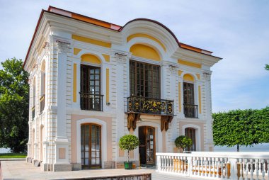 Rusya, Saint-Peterburg - 24 Haziran 2013: Peterhof alınan ziyaretçiler birçok sergiler restorasyon sonra. 