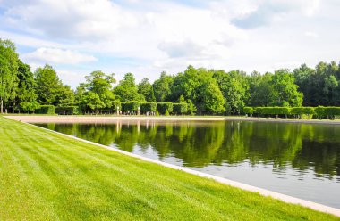 Rusya, Saint-Peterburg - 24 Haziran 2013: Peterhof alınan ziyaretçiler birçok sergiler restorasyon sonra. 