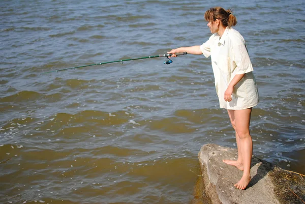 川の土手で素敵な Fisherwoman — ストック写真