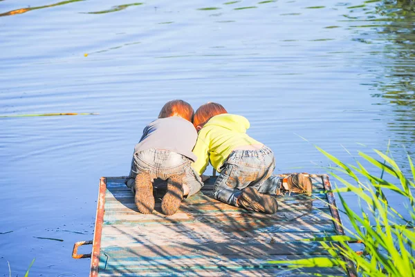 Deux Garçons Pêchent Sur Pont — Photo