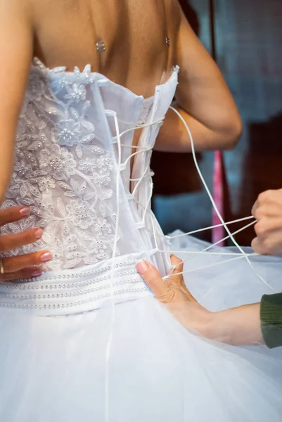 Bruid Draagt Jurk Voor Huwelijksceremonie — Stockfoto