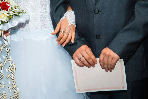 Νυφική Ανθοδέσμη Νύφης Και Του Γαμπρού Στην Ουκρανική Γάμου — Φωτογραφία Αρχείου