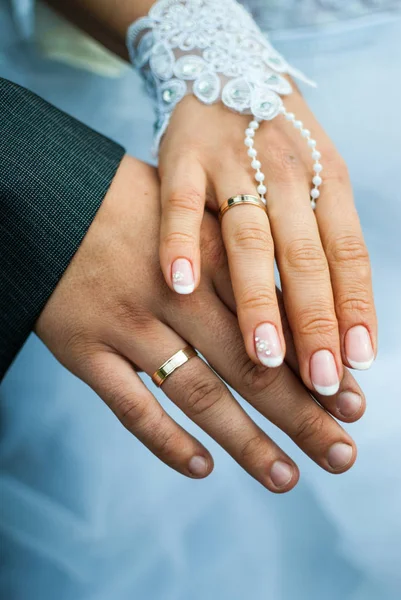 Νυφική Ανθοδέσμη Νύφης Και Του Γαμπρού Στην Ουκρανική Γάμου — Φωτογραφία Αρχείου