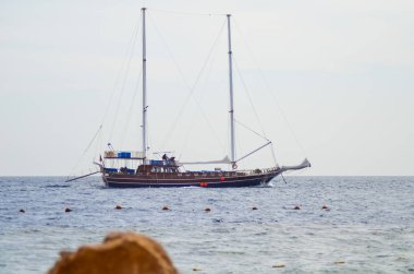 Kızıl Denizin dalgaları üzerinde yüzen yat.