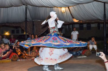 Mısır, Sharm El Sheikh - 4 Aralık 2013: otel misafirleri için performans dansçı 