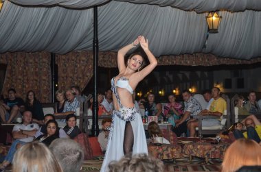 Mısır, Sharm El Sheikh - 4 Aralık 2013: otel misafirleri için performans dansçı 