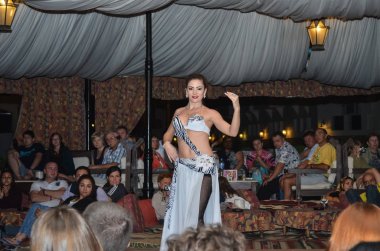Mısır, Sharm El Sheikh - 4 Aralık 2013: otel misafirleri için performans dansçı 