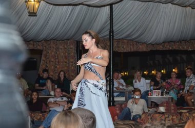 Mısır, Sharm El Sheikh - 4 Aralık 2013: otel misafirleri için performans dansçı 