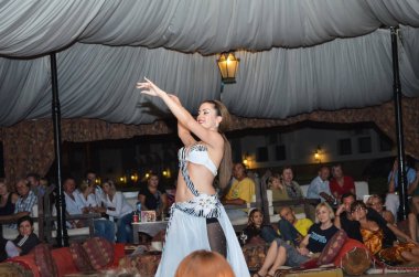 Mısır, Sharm El Sheikh - 4 Aralık 2013: otel misafirleri için performans dansçı 