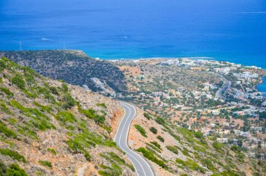 Girit Adası dağlarda dolambaçlı yol