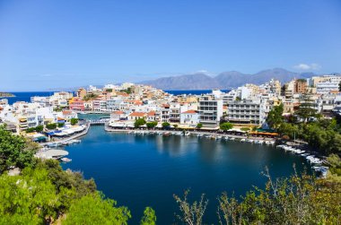 Yunanistan, Girit, Agios Nikolaos - 12 Temmuz 2014: indi tekne ile mavi defne
