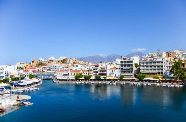 Yunanistan, Girit, Agios Nikolaos - 12 Temmuz 2014: indi tekne ile mavi defne