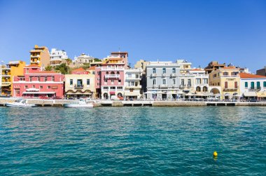 Yunanistan, Crete, Agios Nikolaos - 12 Nisan 2014: Agios Nikolos turizm sezonu yerleşim başlar, satıcılar arabalarında gel ve sabah sipariş mağazalarda kurşun.