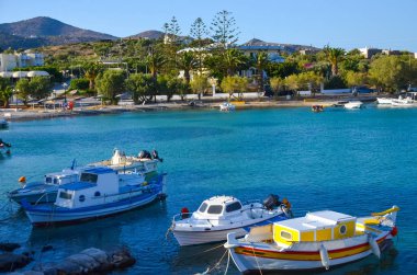 Yunanistan, Girit, Agios Nikolaos - 12 Temmuz 2014: indi tekne ile mavi defne