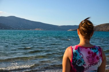 Horizon adlı güzel dağları ile kız