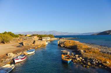 Yunanistan, Girit, Agios Nikolaos - 12 Temmuz 2014: indi tekne ile mavi defne