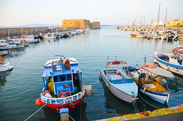 Grecia Creta Heraklion Julio 2014 Turistas Visitan Puerto Marítimo Importante — Foto de Stock