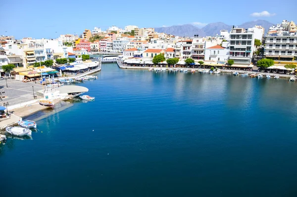Greece Crete Agios Nikolaos Июля 2014 Голубая Бухта Причалом Лодках — стоковое фото