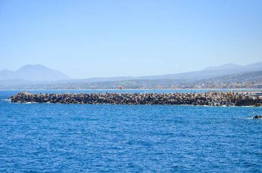 Dalgalar kıyıya gündüz dayak