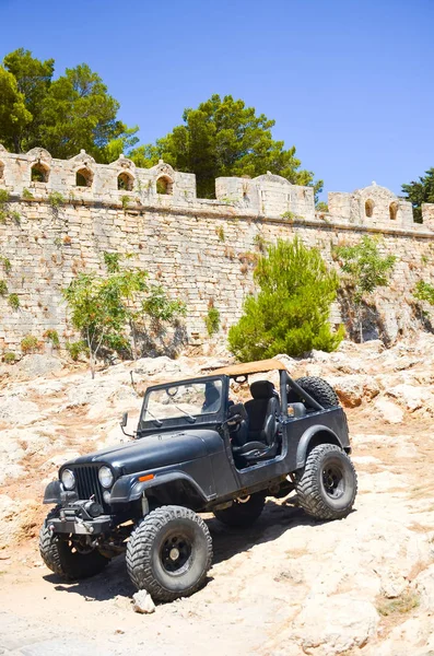 Rethymno Eski Kale Yakınındaki Siyah Jeep — Stok fotoğraf