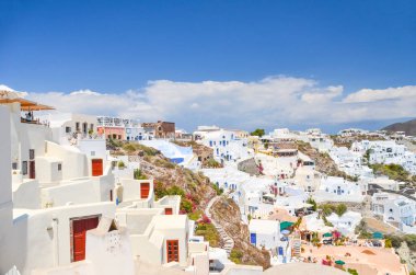 Santorini, yamaca pitoresk şehrin doğal görünümü