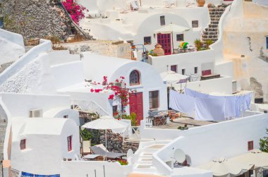 Santorini, yamaca pitoresk şehrin doğal görünümü