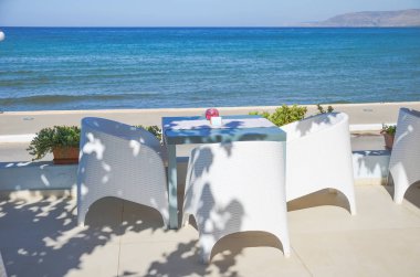 Georgioupolis, Yunanistan'ın kıyısındaki Café tablolar