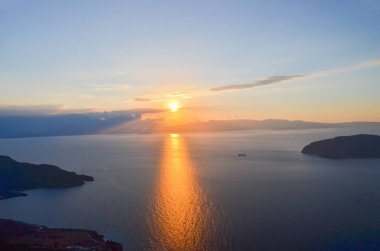 Panoramik günbatımı üzerinde kayalık ada, Crete, Yunanistan