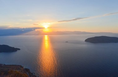 Panoramik günbatımı üzerinde kayalık ada, Crete, Yunanistan