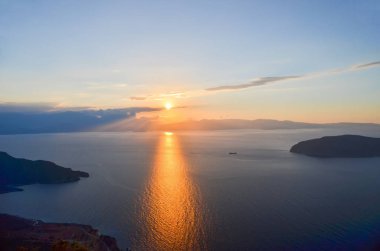 Panoramik günbatımı üzerinde kayalık ada, Crete, Yunanistan