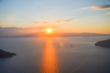 Panoramik günbatımı üzerinde kayalık ada, Crete, Yunanistan