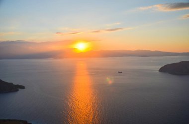 Panoramik günbatımı üzerinde kayalık ada, Crete, Yunanistan