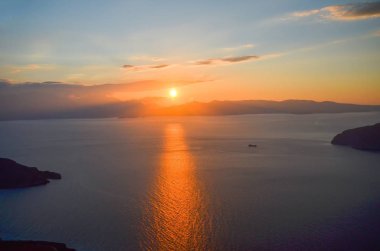 Panoramik günbatımı üzerinde kayalık ada, Crete, Yunanistan