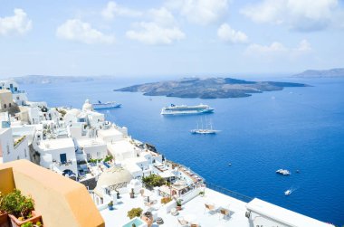 Santorini Dağları denizden güzel görünümü