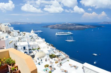 Santorini Dağları denizden güzel görünümü