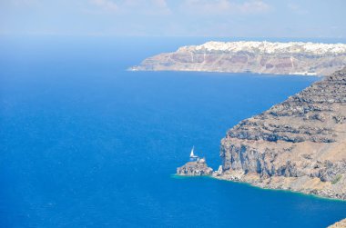 Santorini Dağları denizden güzel görünümü