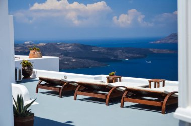 Santorini, yaz tatili sırasında rahatlamak için güzel bir yer