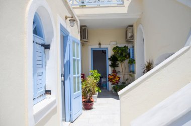 Santorini Adası üzerinde pitoresk avlu