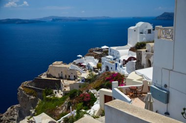 Santorini, yaz tatili sırasında rahatlamak için güzel bir yer