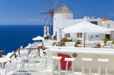 Santorini Adası üzerinde yamaca pitoresk kasaba