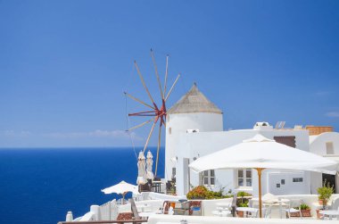 Santorini Adası üzerinde yamaca pitoresk kasaba