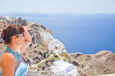 Santorini, dağın üzerinde güzel kız