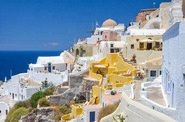 Santorini, yamaca pitoresk şehrin doğal görünümü