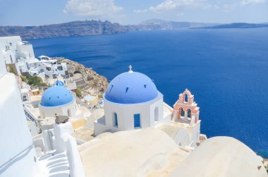 Santorini Adası'nda mavi kubbe ile kilise