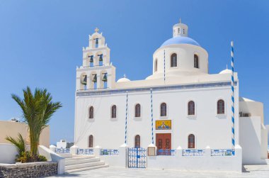 Santorini Adası'nda mavi kubbe ile kilise