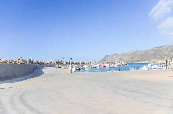 美しいクレタ島 ギリシャの海岸の漁港 — ストック写真