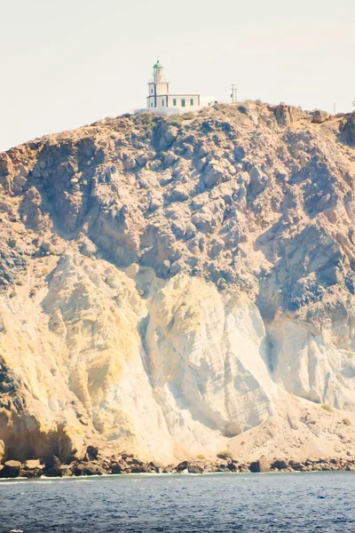大きな岩の上に灯台 — ストック写真